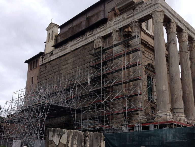 Ponteggio per restauro TSA Ponteggi al Tempio di Antonino e Faustina