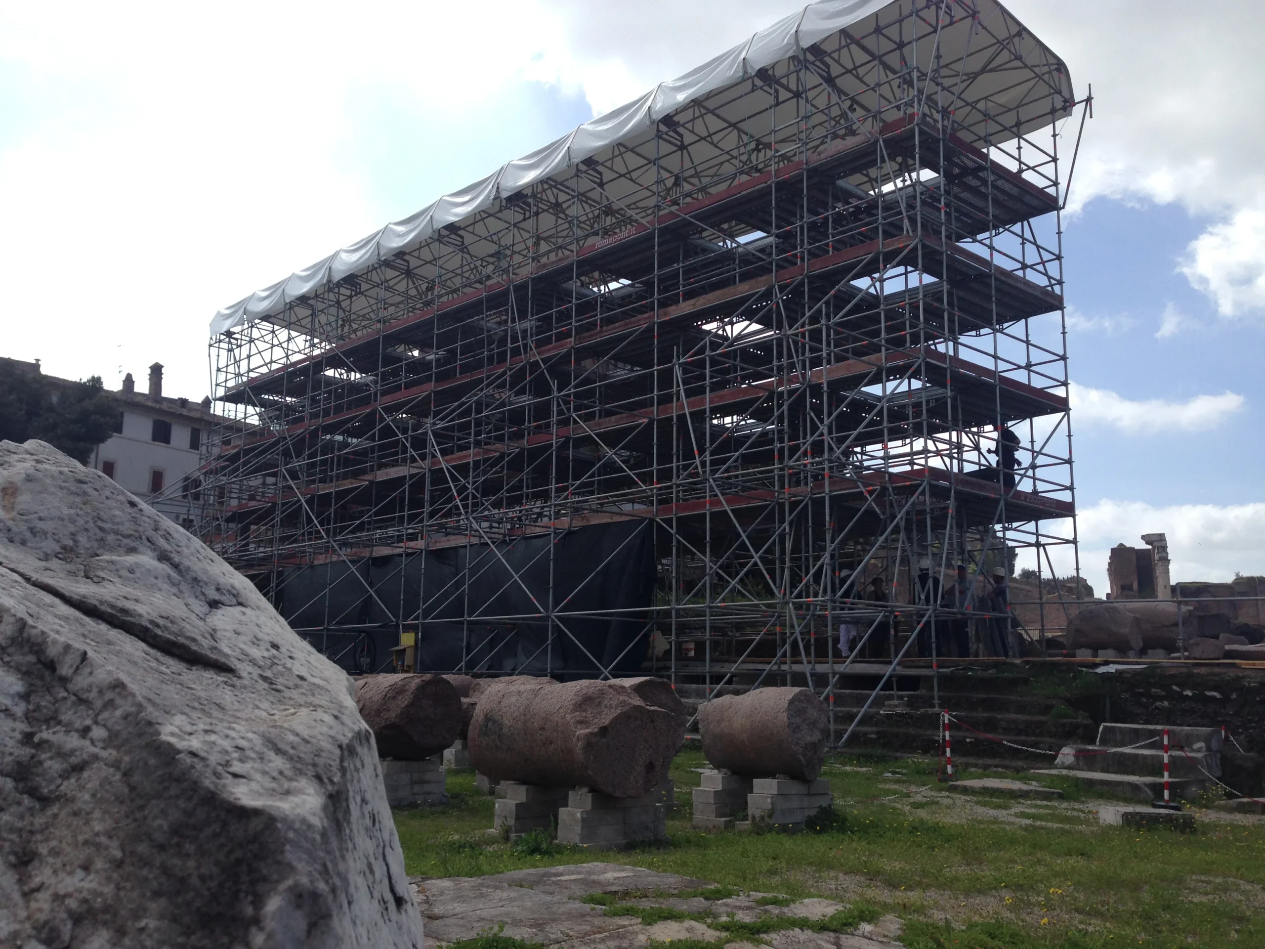 Ponteggi Multidirezionali Layher TSA per il restauro con ricostruzione del Tempio della Pace al Foro Romano