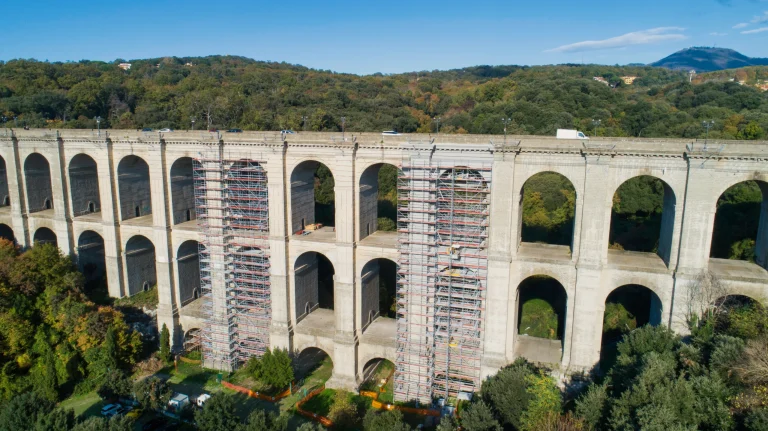 Ponteggio Multidirezionale Layher per Consolidamento e Restauro del Ponte Monumentale di Ariccia