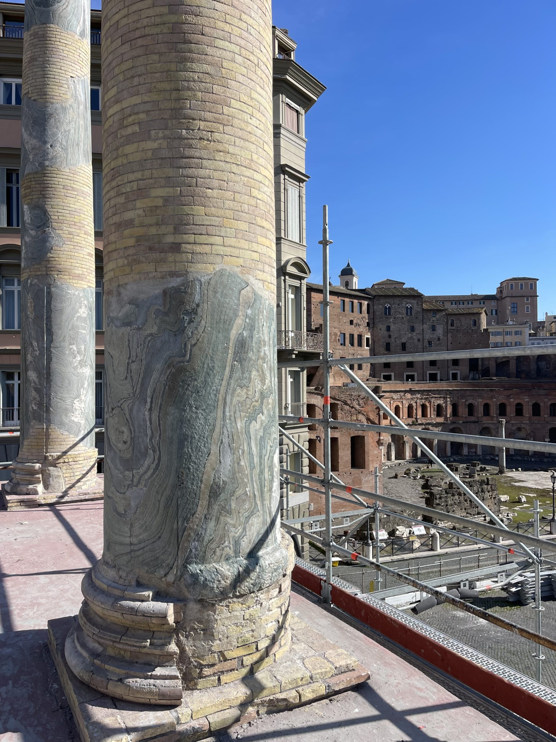 Ponteggi TSA per l'anastilosi delle colonne della basilica Ulpia