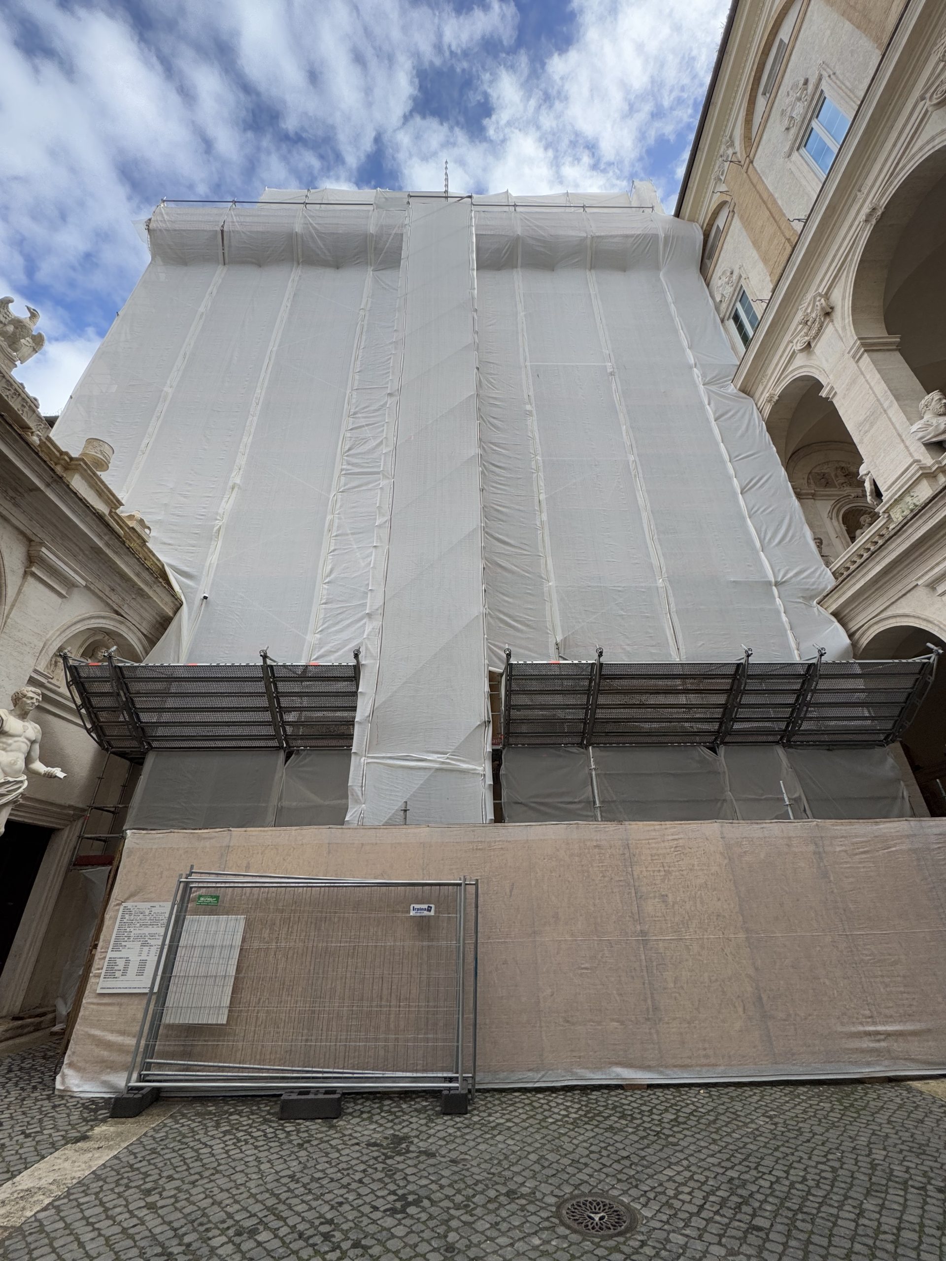 Ponteggio Multidirezionale Layher progettato e montato da TSA Ponteggi sul Prospetto del Palazzo Mattei
