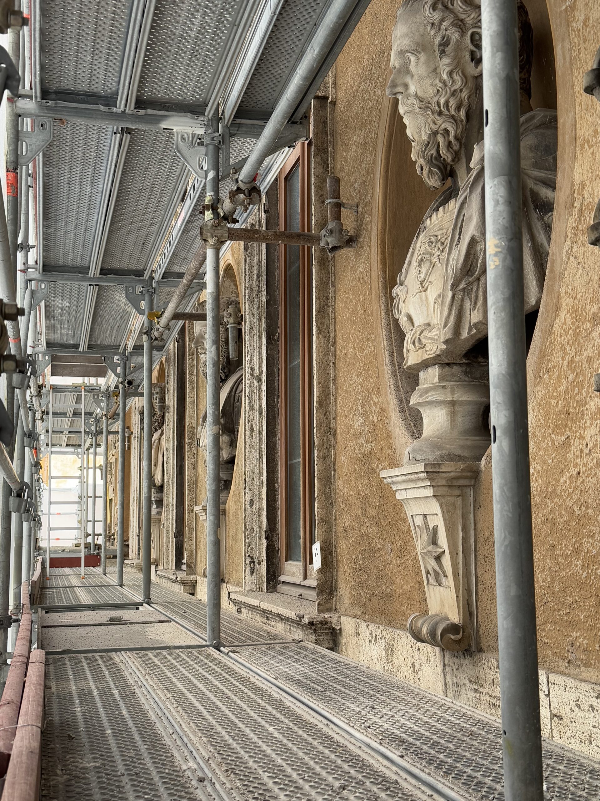 Interno del ponteggio di TSA Ponteggi per il restauro del prospetto del palazzo storico del Palazzo Mattei