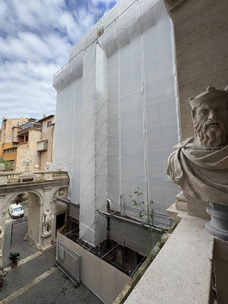 Il ponteggio realizzato da TSA Ponteggi con le strutture Layher per il restauro del palazzo storico Palazzo Mattei