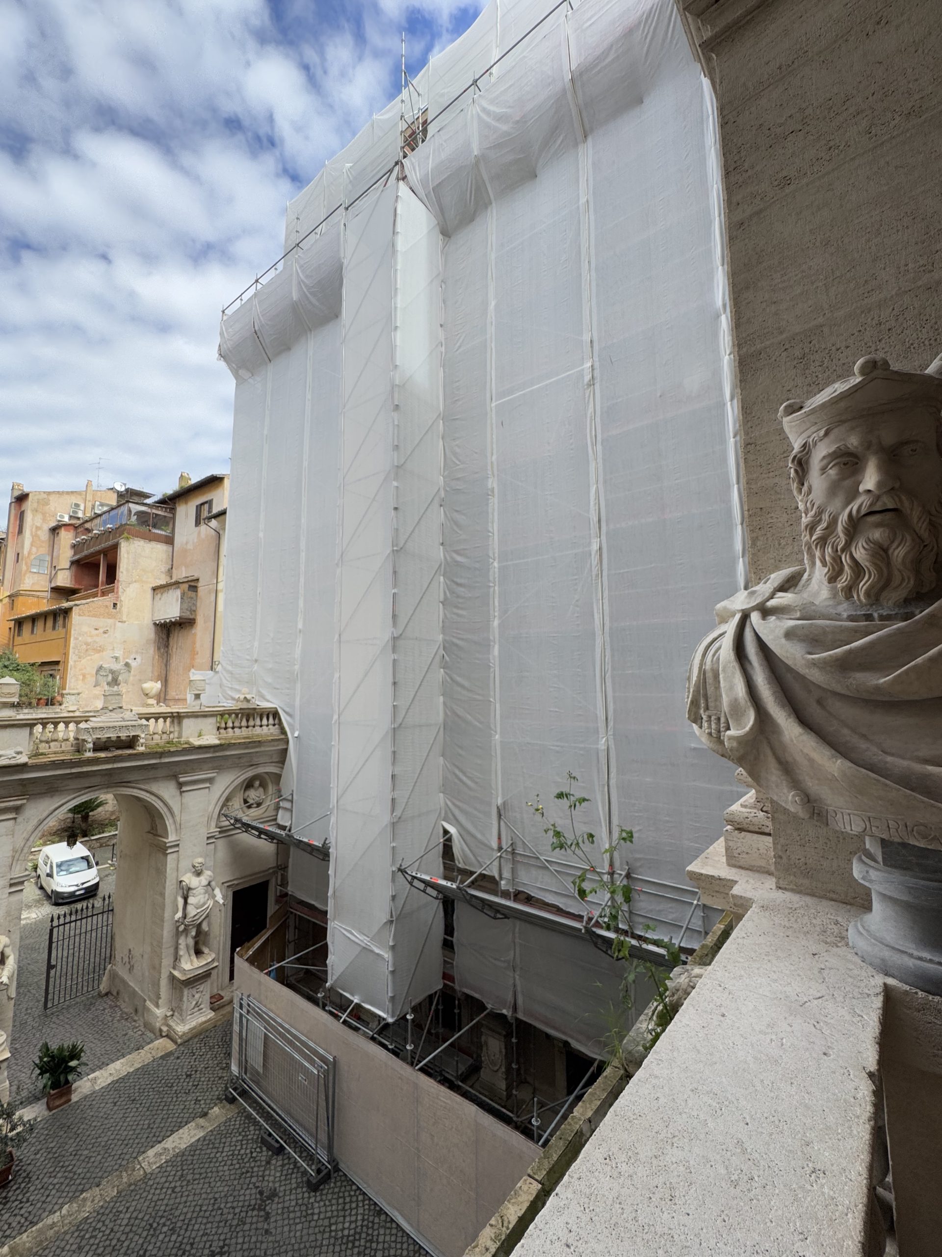 Il ponteggio realizzato da TSA Ponteggi con le strutture Layher per il restauro del palazzo storico Palazzo Mattei