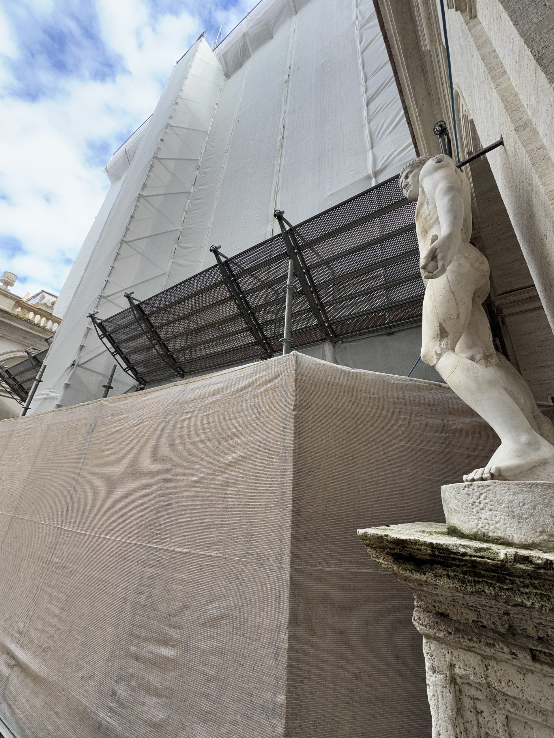 Ponteggio Multidirezionale Layher progettato e montato da TSA Ponteggi sul Prospetto del Palazzo Mattei