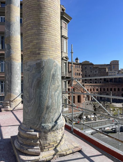 Ponteggi TSA per l'anastilosi delle colonne della basilica Ulpia