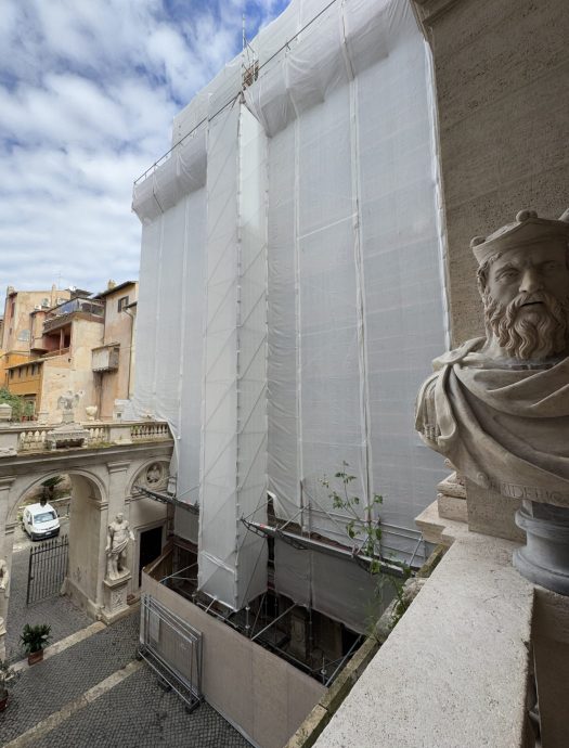 Il ponteggio realizzato da TSA Ponteggi con le strutture Layher per il restauro del palazzo storico Palazzo Mattei